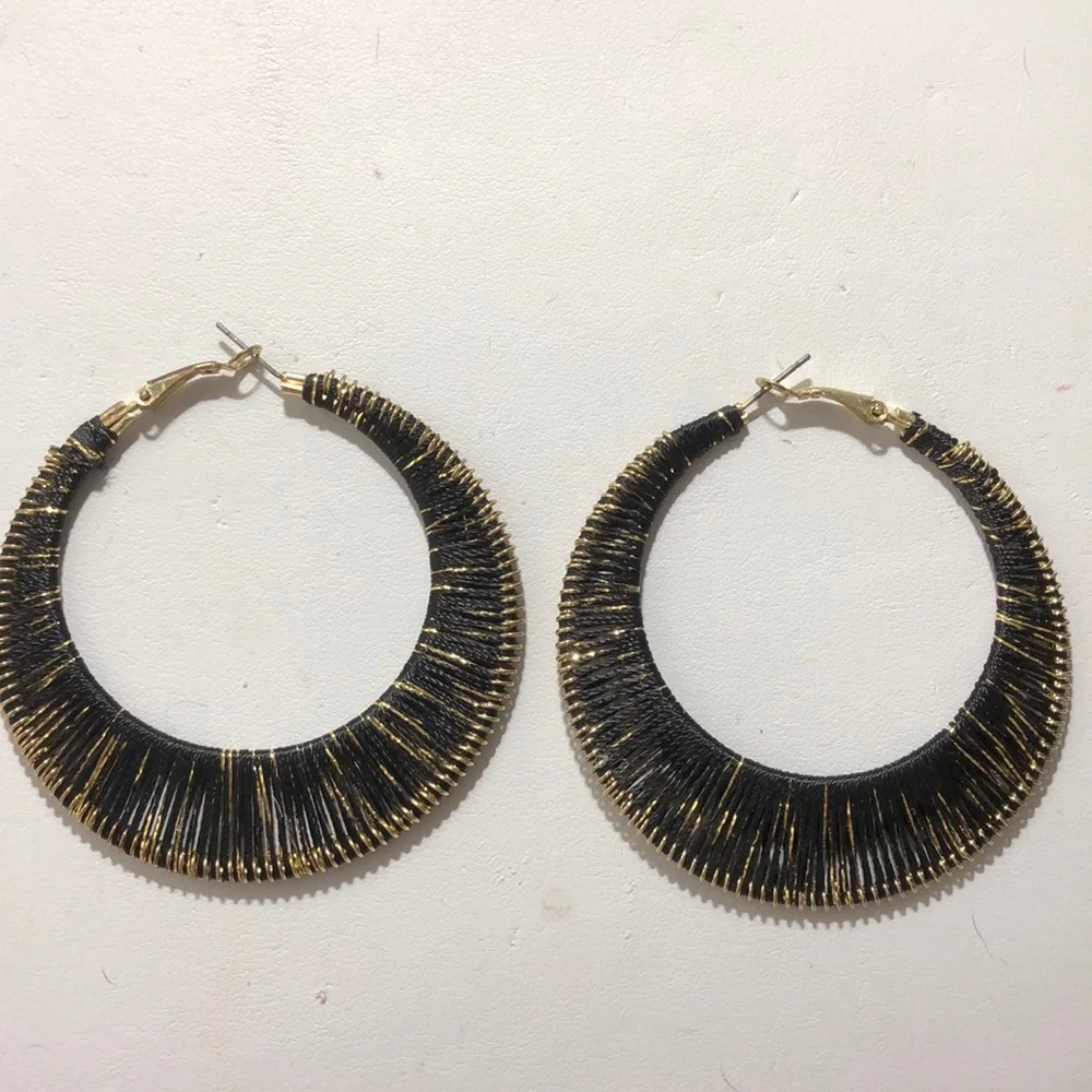 Black & gold hoop Earrings - Picture 2 of 2